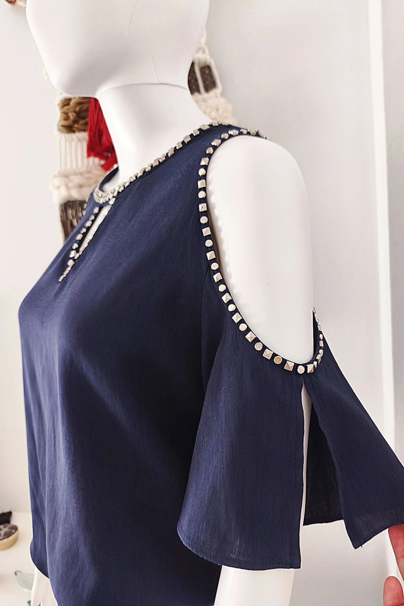 Vloeibare blouse met studs en schouderuitsnijding van Amy Lou – photo 3